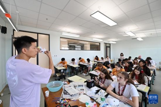 7月3日，外國(guó)學(xué)生在學(xué)習(xí)繪制京劇臉譜。新華社記者 李然 攝