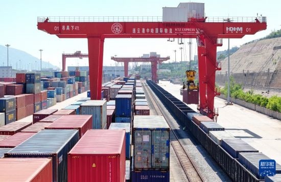 6月30日，在中哈連云港物流合作基地，大型機(jī)械在吊裝集裝箱（無(wú)人機(jī)照片）。新華社發(fā)（王健民 攝）
