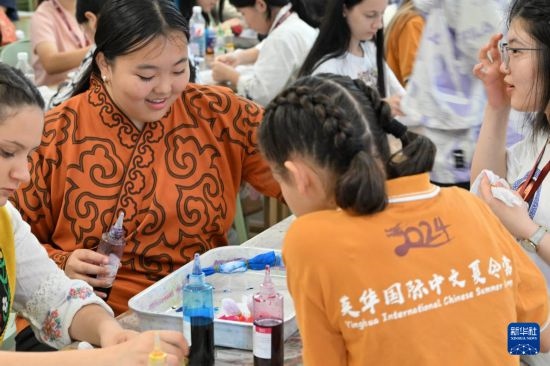 7月3日，外國(guó)學(xué)生在了解中國(guó)的染布技術(shù)。新華社記者 李然 攝