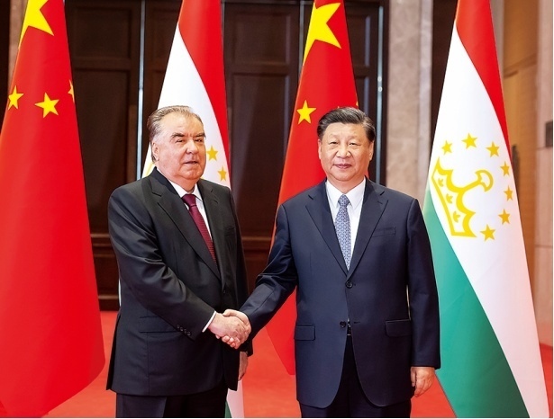 2023年5月，國家主席習(xí)近平在西安同來華出席中國—中亞峰會(huì)并進(jìn)行國事訪問的塔吉克斯坦總統(tǒng)拉赫蒙會(huì)談。新華社記者 丁海濤 攝