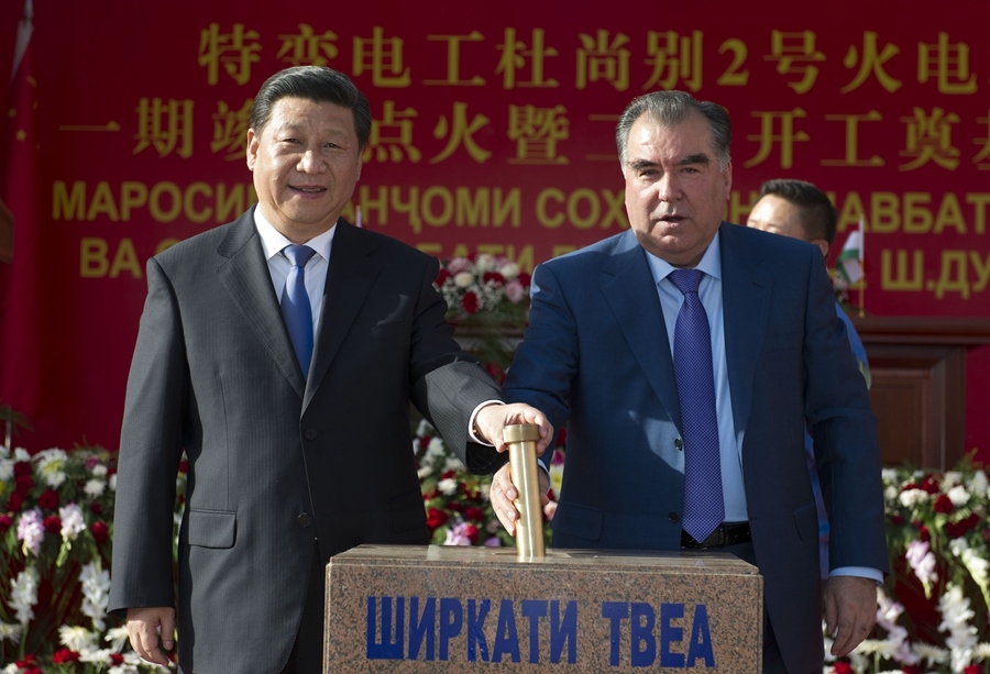 2014年9月13日，國家主席習(xí)近平和塔吉克斯坦總統(tǒng)拉赫蒙在杜尚別共同出席中塔兩國重大合作項目——杜尚別2號熱電廠一期工程竣工儀式、二期工程開工儀式。這是習(xí)近平和拉赫蒙一同將裝有兩國元首簽名二期工程奠基紀(jì)念頁的金色金屬管放入水泥墩中。新華社記者 黃敬文 攝
