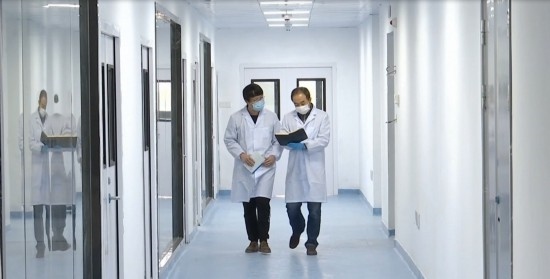 中國(guó)科學(xué)院贛江創(chuàng)新研究院科研人員在交流。（贛州市贛縣區(qū)融媒體中心供圖）