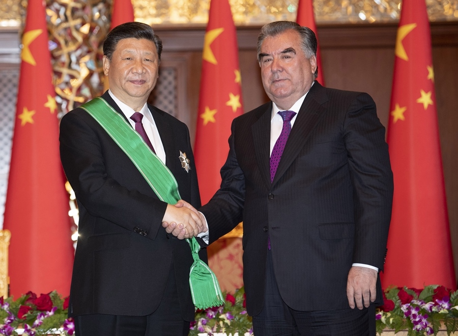 2019年6月15日，國家主席習(xí)近平在杜尚別出席儀式，接受塔吉克斯坦總統(tǒng)拉赫蒙授予“王冠勛章”。新華社記者 沙達提 攝