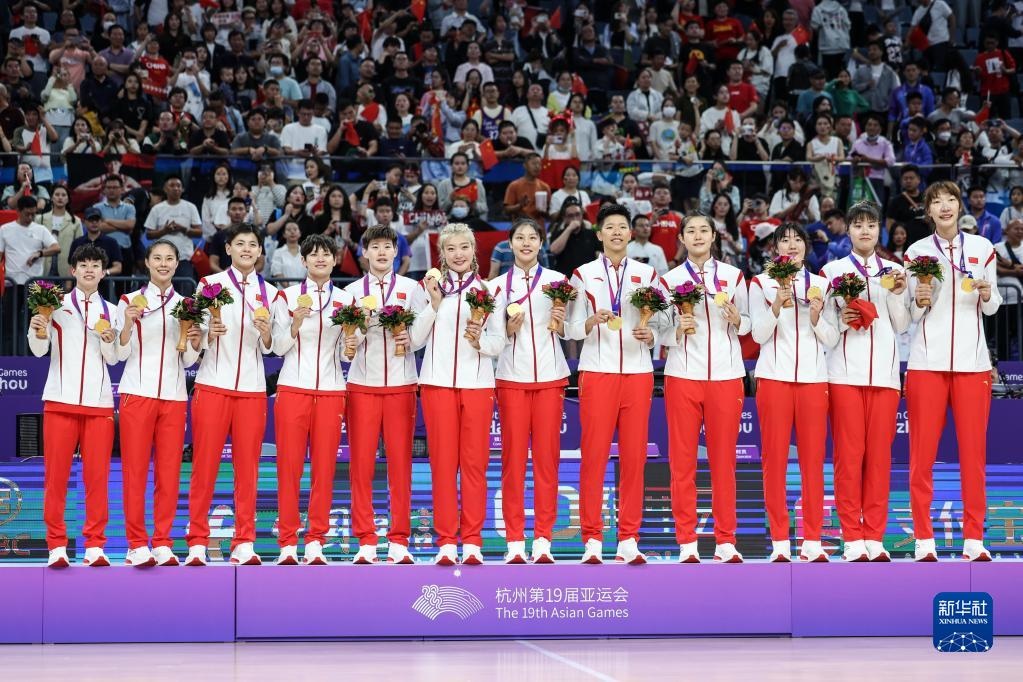 2023年10月5日，在杭州亞運(yùn)會(huì)籃球項(xiàng)目女子決賽中，中國(guó)隊(duì)以74比72戰(zhàn)勝日本隊(duì)，奪得冠軍。圖為中國(guó)隊(duì)球員在頒獎(jiǎng)儀式上。新華社記者 潘昱龍 攝