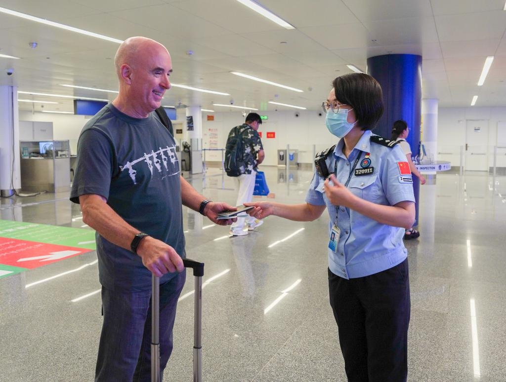  7月2日，南寧邊檢站移民管理警察引導(dǎo)外籍旅客有序通關(guān)。（南寧邊檢站供圖）