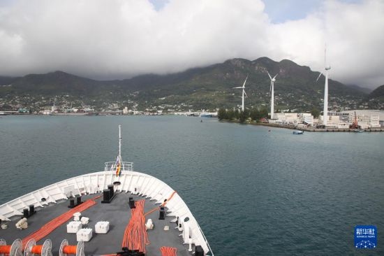 7月5日，中國(guó)海軍“和平方舟”號(hào)醫(yī)院船抵達(dá)塞舌爾維多利亞新港碼頭。新華社發(fā)（劉志磊 攝）