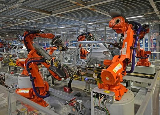 在華晨寶馬沈陽(yáng)鐵西工廠車身車間，機(jī)器臂在焊接車身（2022年2月16日攝）。新華社記者 楊青 攝