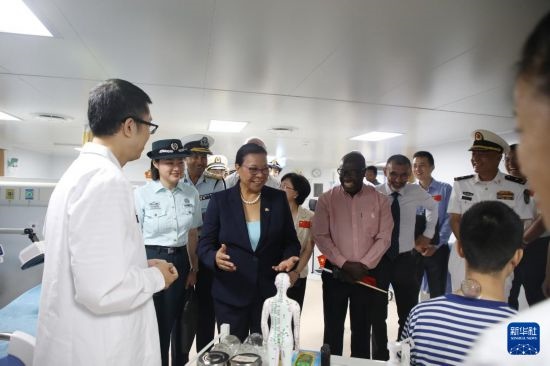 7月5日，塞舌爾衛(wèi)生部長(zhǎng)維多在中國(guó)海軍“和平方舟”號(hào)醫(yī)院船上參觀中醫(yī)診室。新華社發(fā)（劉志磊 攝）