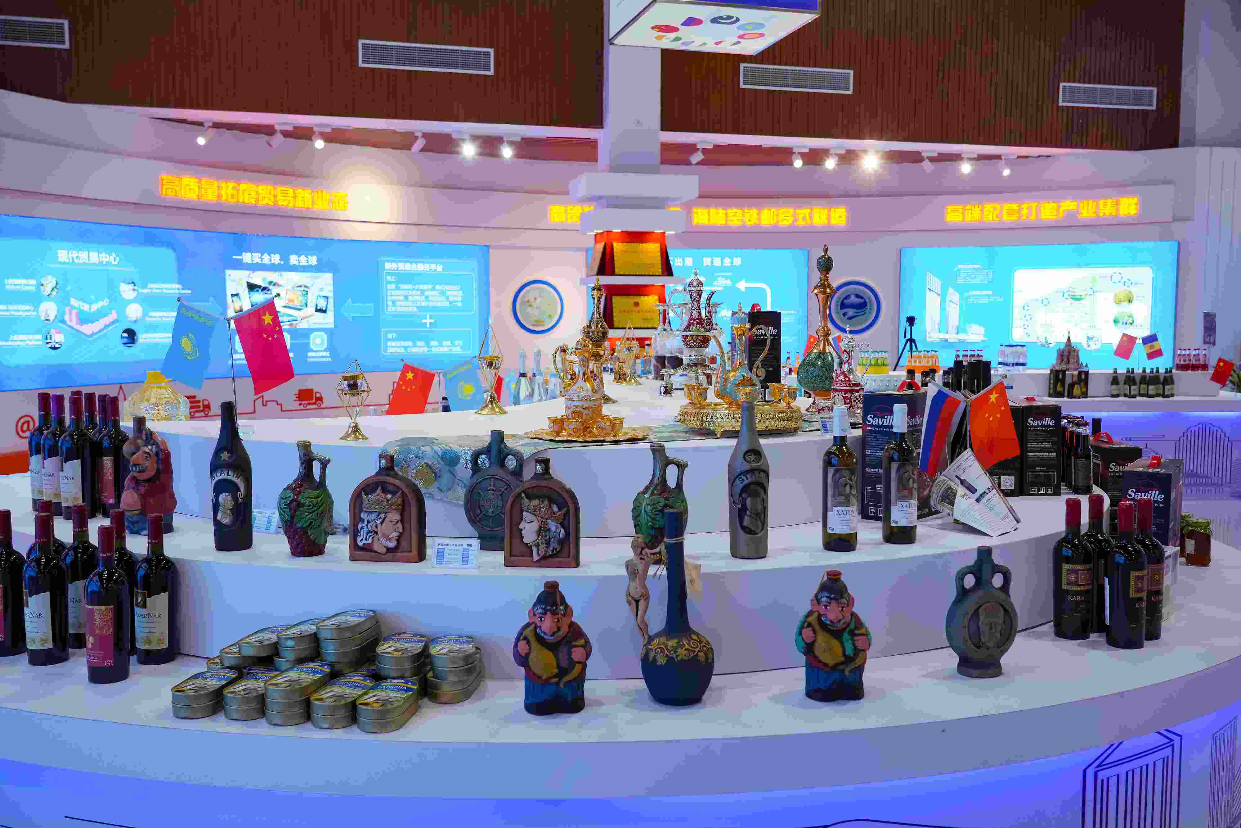 2022年10月19日，青島，上合示范區(qū)展出的上合組織國(guó)家特色商品。