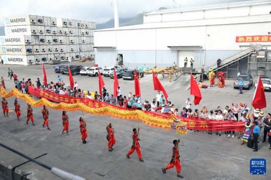 這是7月5日在塞舌爾維多利亞新港碼頭拍攝的歡迎儀式。新華社發(fā)（劉志磊 攝）