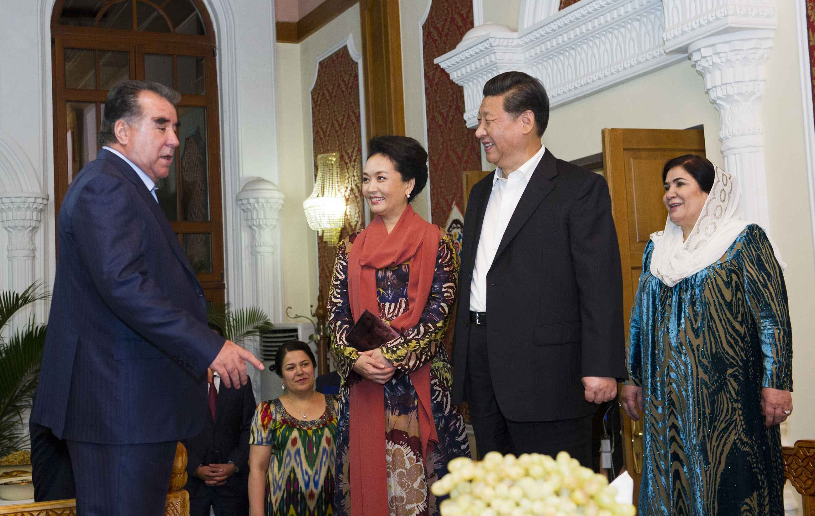 2014年9月12日，習(xí)近平主席在杜尚別出席塔吉克斯坦總統(tǒng)拉赫蒙舉行的家宴。這是習(xí)近平主席和夫人彭麗媛在拉赫蒙夫婦陪同下參觀總統(tǒng)官邸。