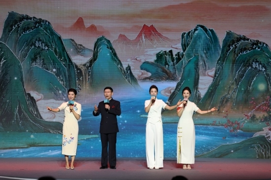 四位戲曲演員同臺獻唱。