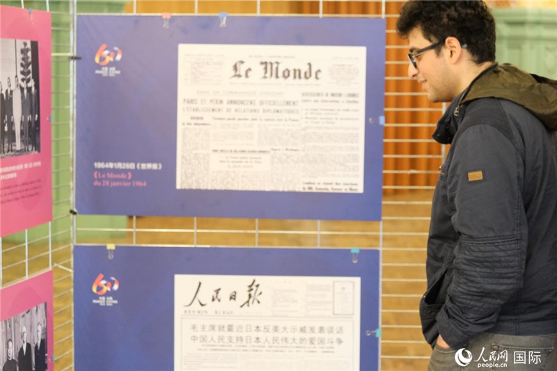 蒙達(dá)爾紀(jì)市民駐足“中法建交六十周年”圖片展。人民網(wǎng)記者 于超凡攝