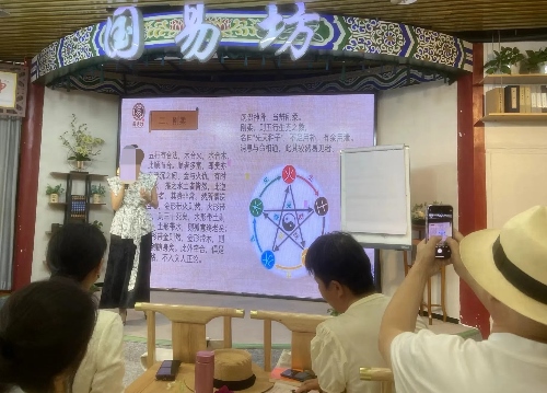 葉姓講師為學(xué)員講“相”。人民網(wǎng) 劉文邦攝