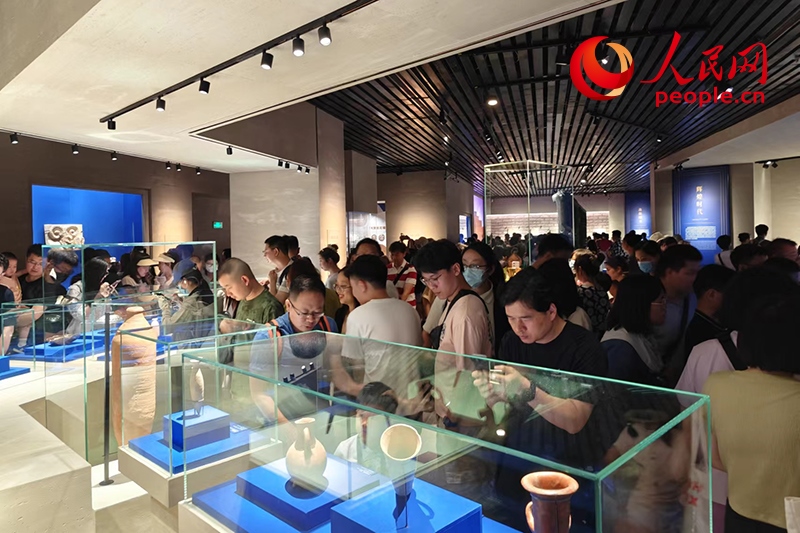 游客在上海博物館人民廣場(chǎng)館內(nèi)參觀。人民網(wǎng)記者 韋衍行攝