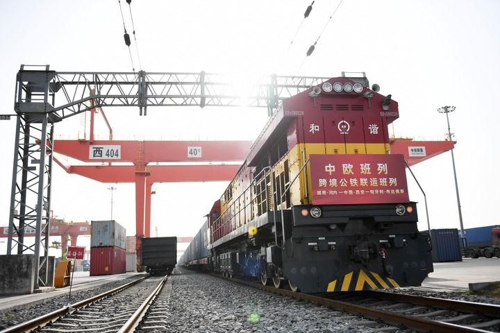 中歐班列（越南·河內——中國·西安——匈牙利·布達佩斯）跨境公鐵聯運班列準備發(fā)車（2024年3月7日攝）。新華社記者 李一博 攝