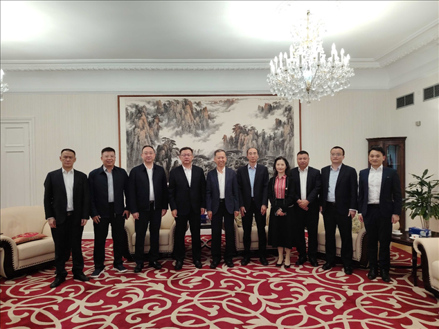 中國(guó)駐瑞典大使崔愛(ài)民（左五）會(huì)見(jiàn)中國(guó)中鐵股份有限公司總裁陳文健一行并合影。中國(guó)駐瑞典大使館供圖