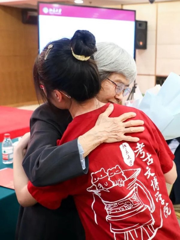 2023年，在校友向母校捐贈(zèng)儀式上，鐘芳蓉與樊錦詩(shī)擁抱。校方供圖