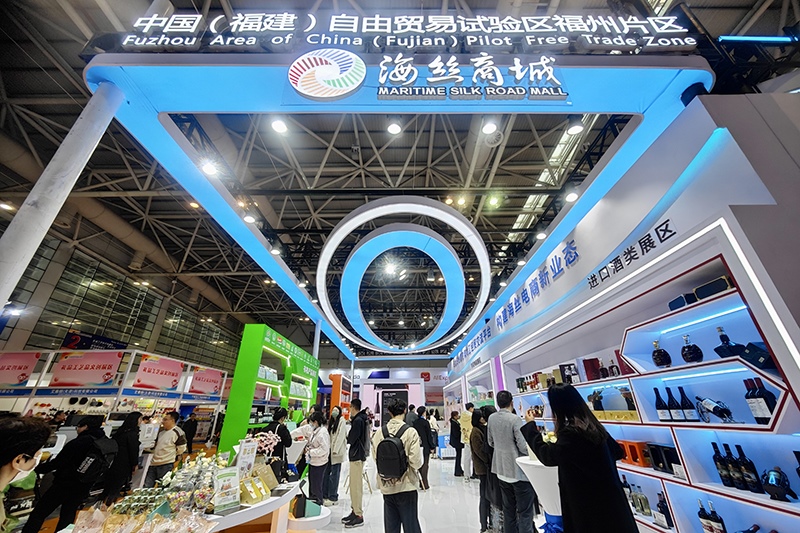 2024年3月18日，第四屆中國跨境電商交易會在福建福州開幕。展會聚焦“鏈接跨境全流域 共建電商新生態(tài)”，集聚全國80余個外貿(mào)產(chǎn)業(yè)帶的上千家供應(yīng)鏈企業(yè)。