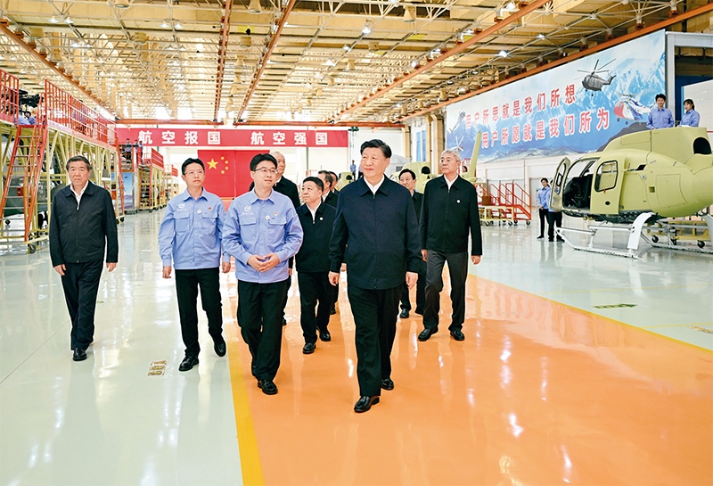 2023年10月10日至13日，中共中央總書記、國家主席、中央軍委主席習近平在江西考察。這是11日上午，習近平在景德鎮(zhèn)市昌河飛機工業(yè)（集團）有限公司考察。 新華社記者 燕雁/攝