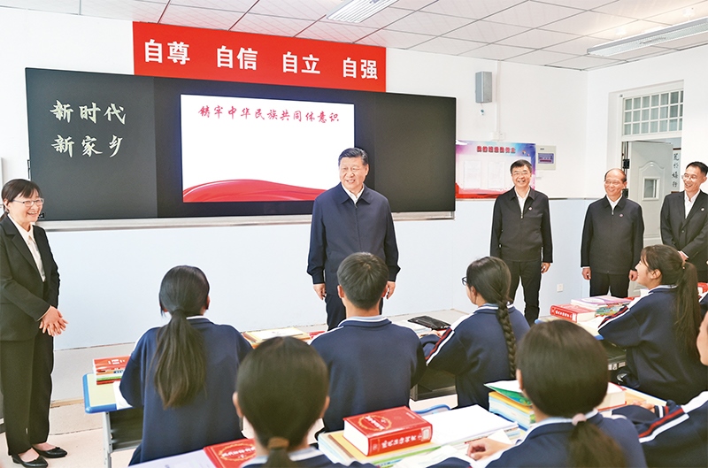 2024年6月18日至19日，中共中央總書記、國家主席、中央軍委主席習近平在青?？疾?。這是18日下午，習近平在果洛西寧民族中學高一（1）班觀摩“新時代、新家鄉(xiāng)”主題思政課。 新華社記者 鞠鵬/攝