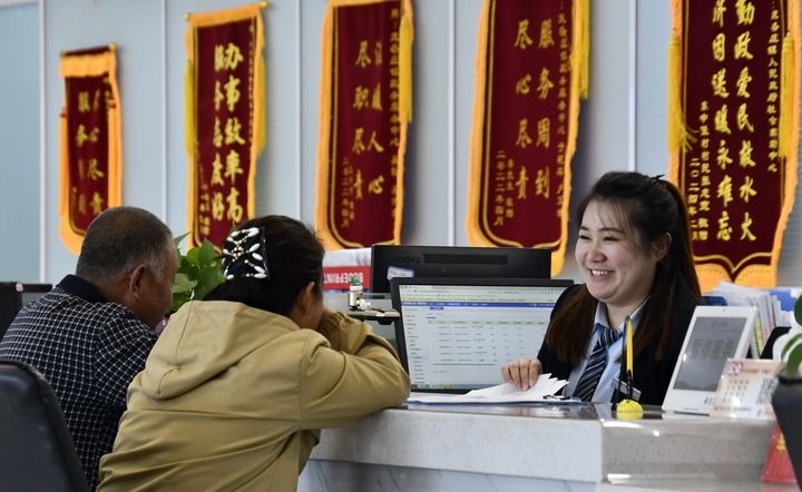2024年3月25日，北京市大興區(qū)龐各莊鎮(zhèn)政務(wù)服務(wù)中心的工作人員耐心為群眾解答問(wèn)題。大興區(qū)龐各莊鎮(zhèn)政務(wù)服務(wù)中心用“最多跑一次”的工作理念為企業(yè)和群眾提供了便利化、精準(zhǔn)化、個(gè)性化的衍生服務(wù)。新華社記者 李欣 攝
