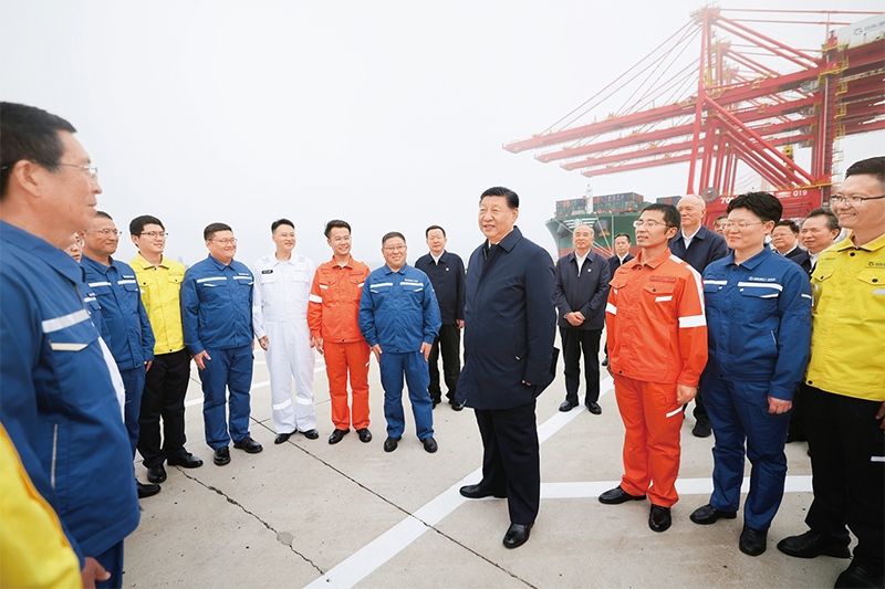 2024年5月22日至24日，中共中央總書記、國家主席、中央軍委主席習近平在山東考察。這是22日下午，習近平在日照港親切慰問港口科技工作者、運營人員、航運人員。 新華社記者 鞠鵬/攝
