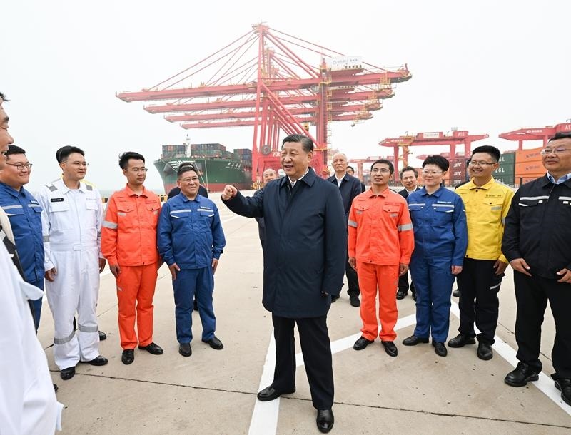 △2024年5月22日，習(xí)近平總書記在山東日照港親切慰問港口科技工作者、運營人員、航運人員。