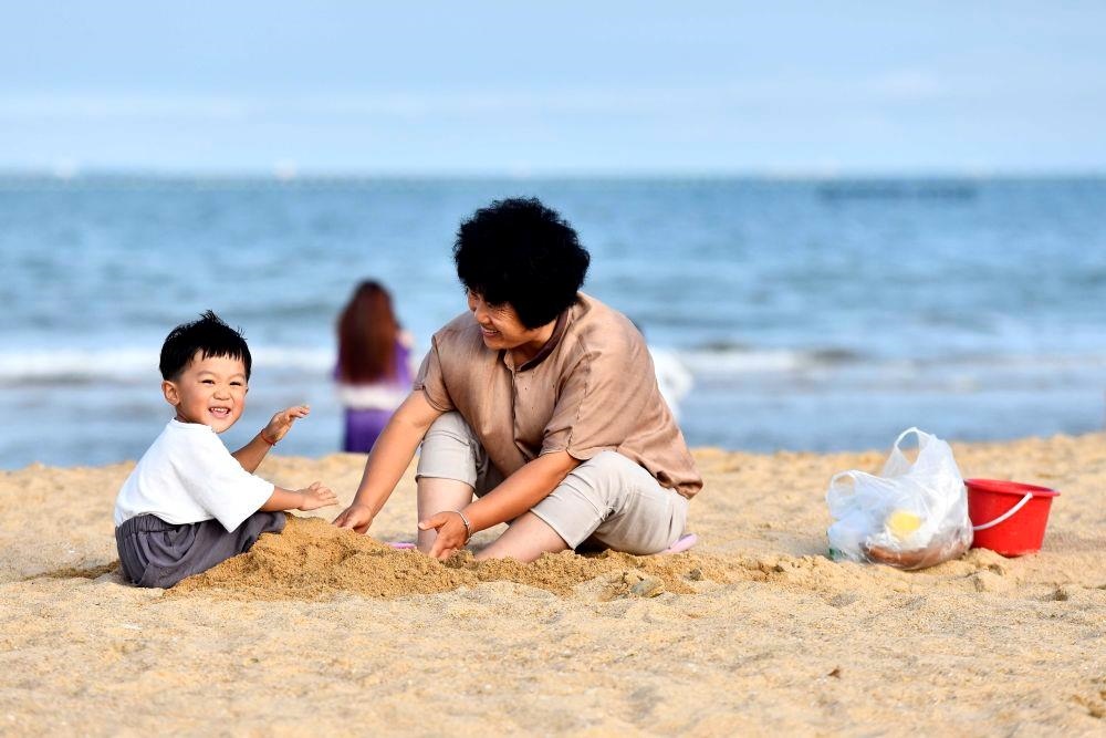△山東日照陽光海岸綠道沙灘一角。近年來，日照還海于民、還景于民，在保留松林、沙灘、礁石和濕地資源的基礎(chǔ)上，修復(fù)整治生態(tài)岸線，打造出一條長約28公里的陽光海岸綠道，吸引眾多市民游客度假休閑。
