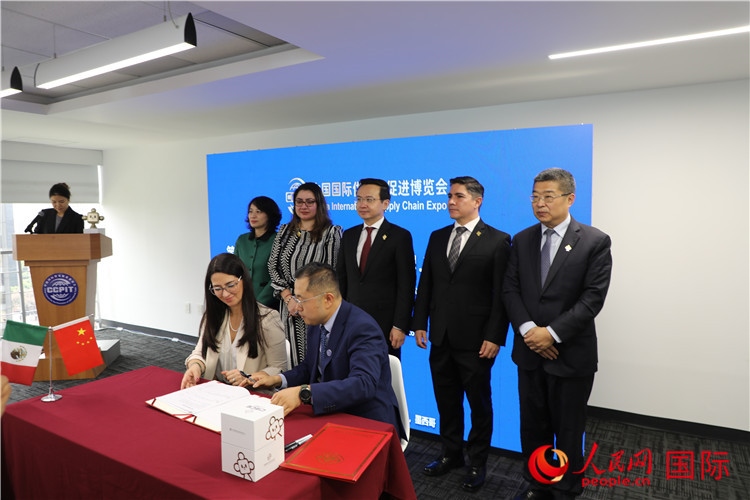 與會(huì)嘉賓簽署關(guān)于共同促進(jìn)墨西哥企業(yè)參加第二屆鏈博會(huì)合作備忘錄。人民網(wǎng) 埃內(nèi)斯托·多明戈斯攝
