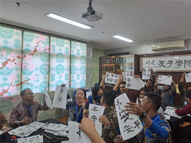 警察學(xué)員們展示書(shū)法學(xué)習(xí)成果?；顒?dòng)主辦方供圖