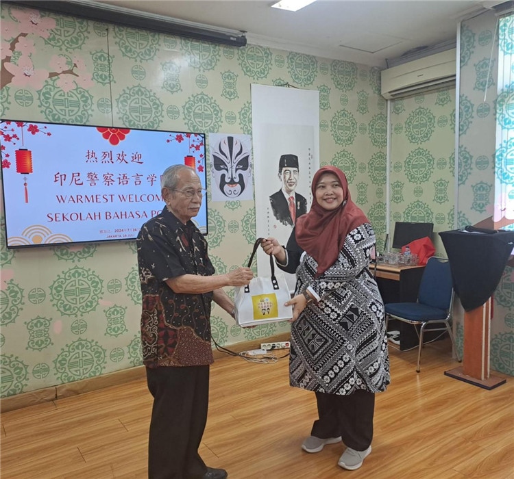 拉哈尤·蘇珊蒂與穆尼交換禮品?；顒?dòng)主辦方供圖