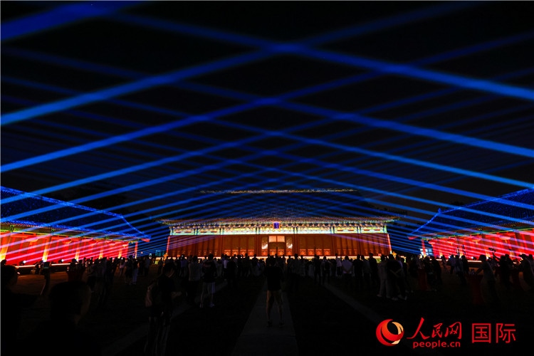 “光影北京——2024世界燈光師大會”開幕式當晚的燈光秀表演。人民網記者 趙益普攝