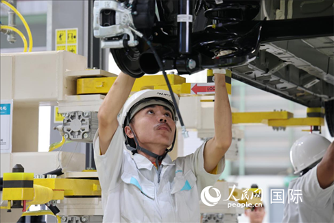 工人在廣汽埃安泰國智能生態(tài)工廠檢查汽車底座。 人民網(wǎng)記者 張矜若 攝
