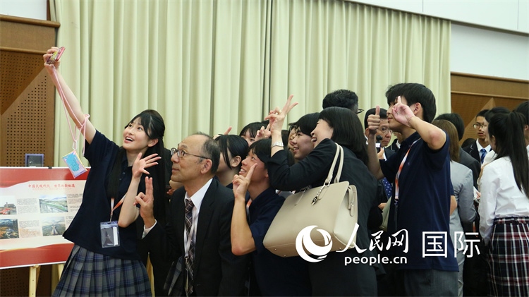 歡迎會(huì)現(xiàn)場，中日小大使歡樂互動(dòng)。人民網(wǎng) 許可攝