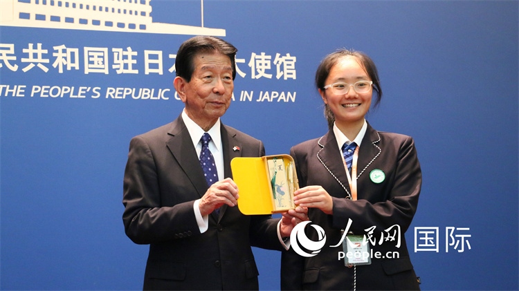 中國小大使向日本永旺1%俱樂部理事長森美樹贈(zèng)送當(dāng)?shù)靥厣Y品。人民網(wǎng) 許可攝