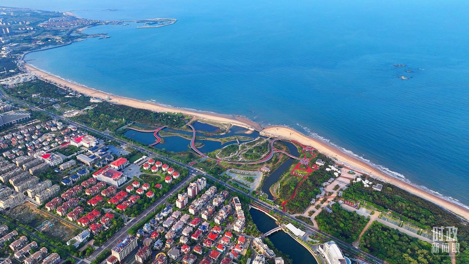 △日照市陽光海岸綠道。近年來，日照市對(duì)沿海裸露場(chǎng)地及岸線破損處進(jìn)行生態(tài)修復(fù)，建成約28公里的陽光海岸綠道，為市民和游客提供了運(yùn)動(dòng)休閑好去處。（總臺(tái)央視記者范凱拍攝）