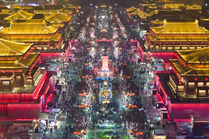 這是2024年2月2日拍攝的西安大唐不夜城景色（無人機(jī)照片）。新華社記者 邵瑞 攝