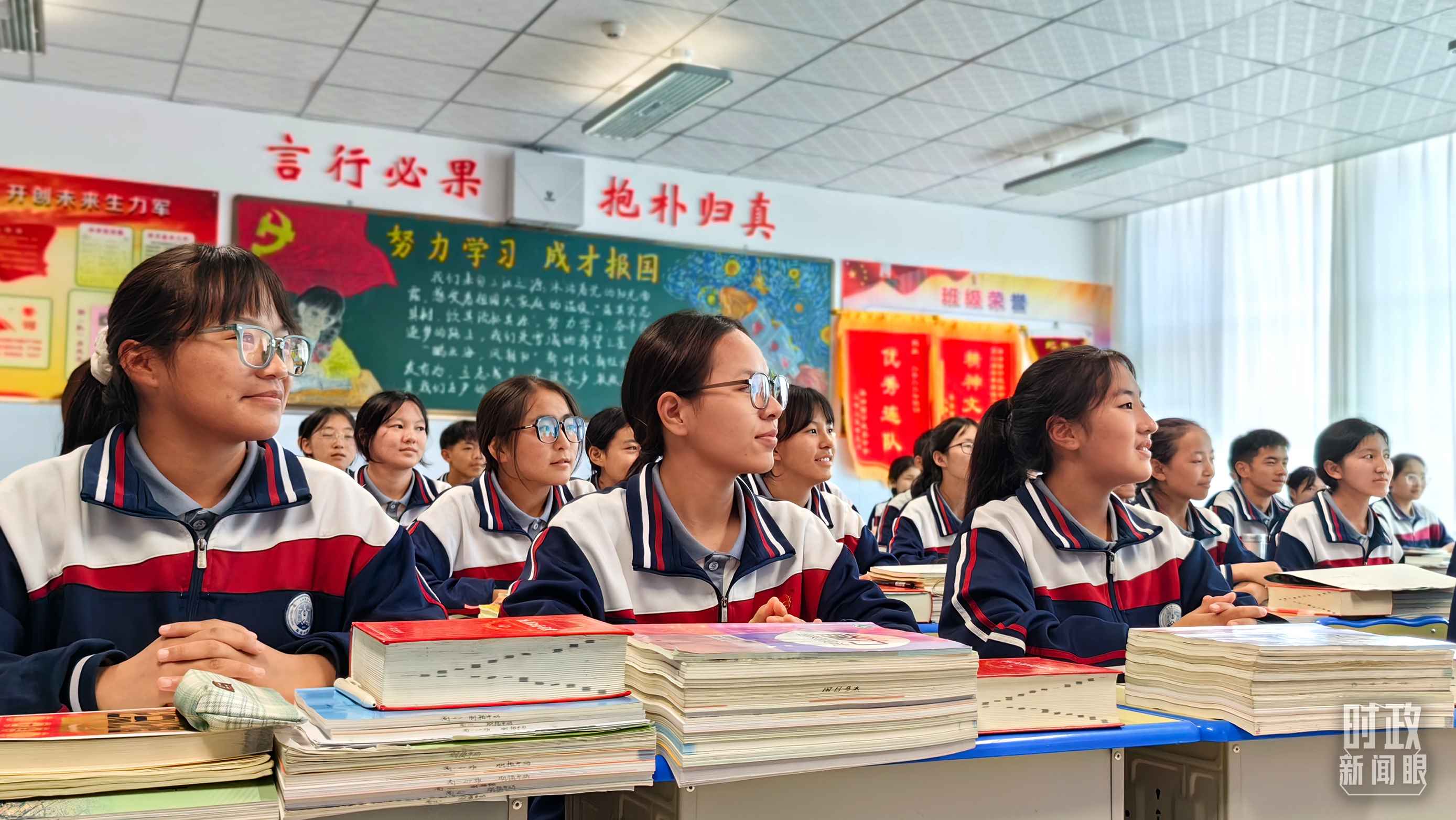 △果洛西寧民族中學(xué)高一（1）班的“新時(shí)代、新家鄉(xiāng)”主題思政課。（總臺(tái)央視記者段德文拍攝）
