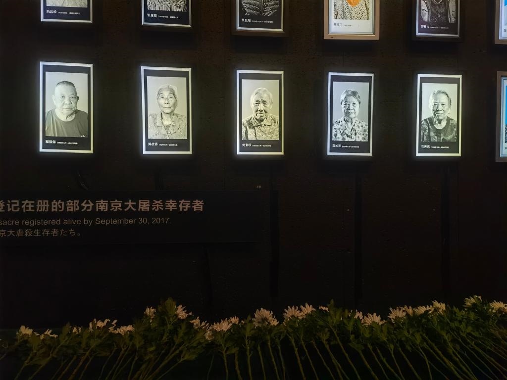 7月18日，侵華日軍南京大屠殺遇難同胞紀(jì)念館內(nèi)舉行“熄燈”悼念儀式，為今年離世的5位幸存者老人送行。新華社記者邱冰清 攝