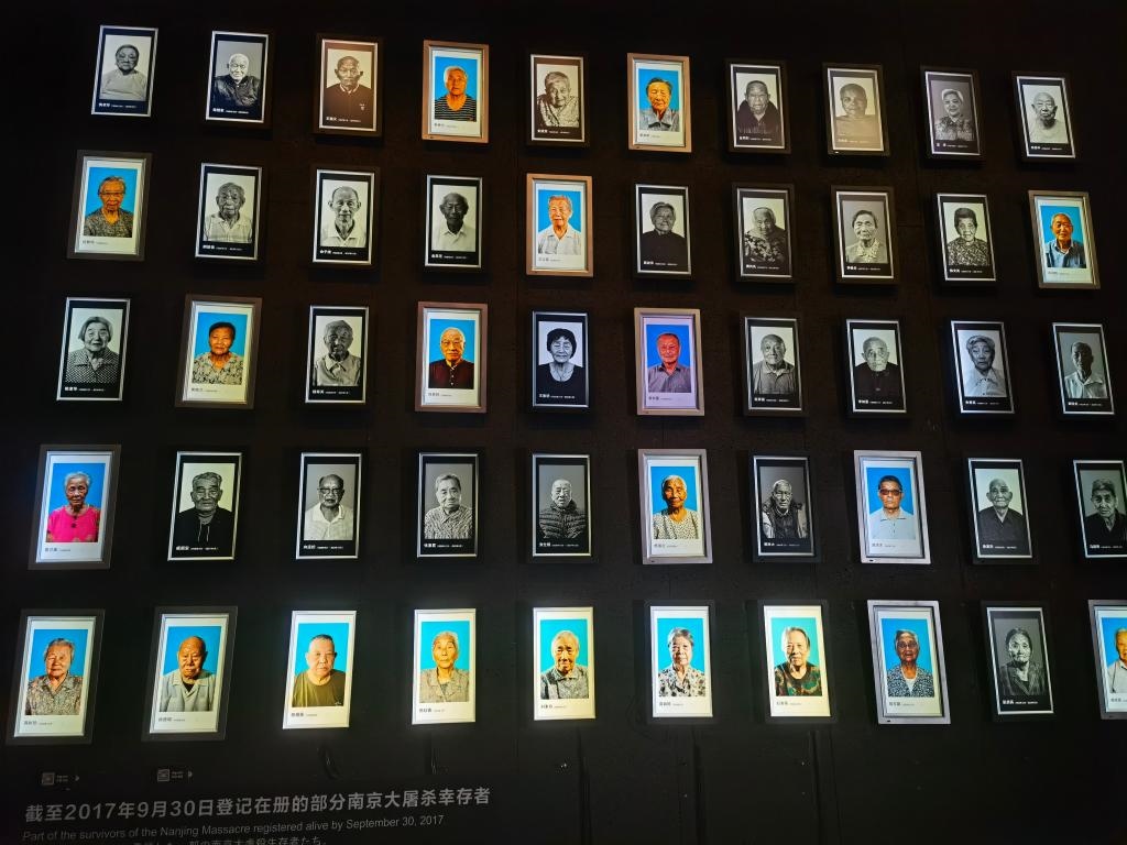 侵華日軍南京大屠殺遇難同胞紀(jì)念館內(nèi)的幸存者照片墻局部。新華社記者邱冰清 攝