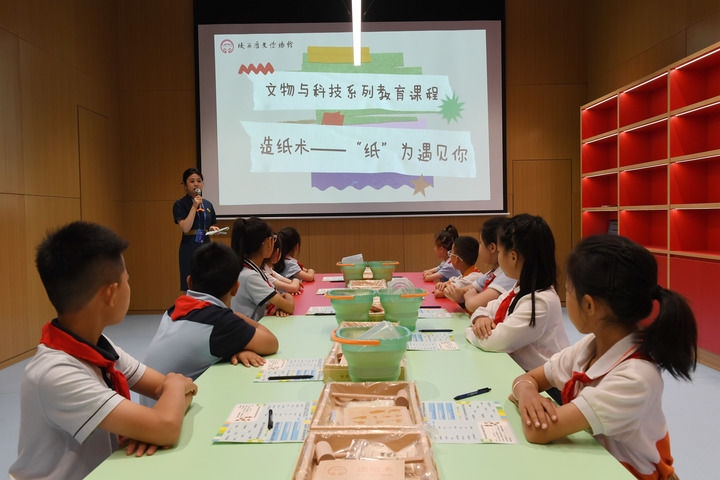 2024年5月18日，小學(xué)生在陜西歷史博物館秦漢館參加“文物與科技”系列教育課程。新華社記者 李一博 攝
