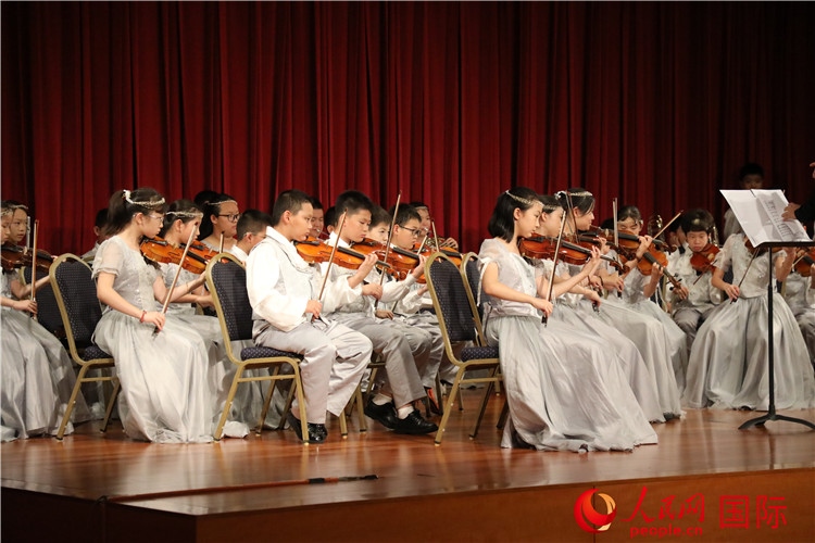 北京市學生金帆藝術團的學生們演奏音樂。人民網(wǎng)記者 李志偉攝
