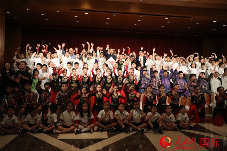 中美青少年藝術交流匯演活動結(jié)束后，嘉賓們與學生們合影。人民網(wǎng)記者 李志偉攝