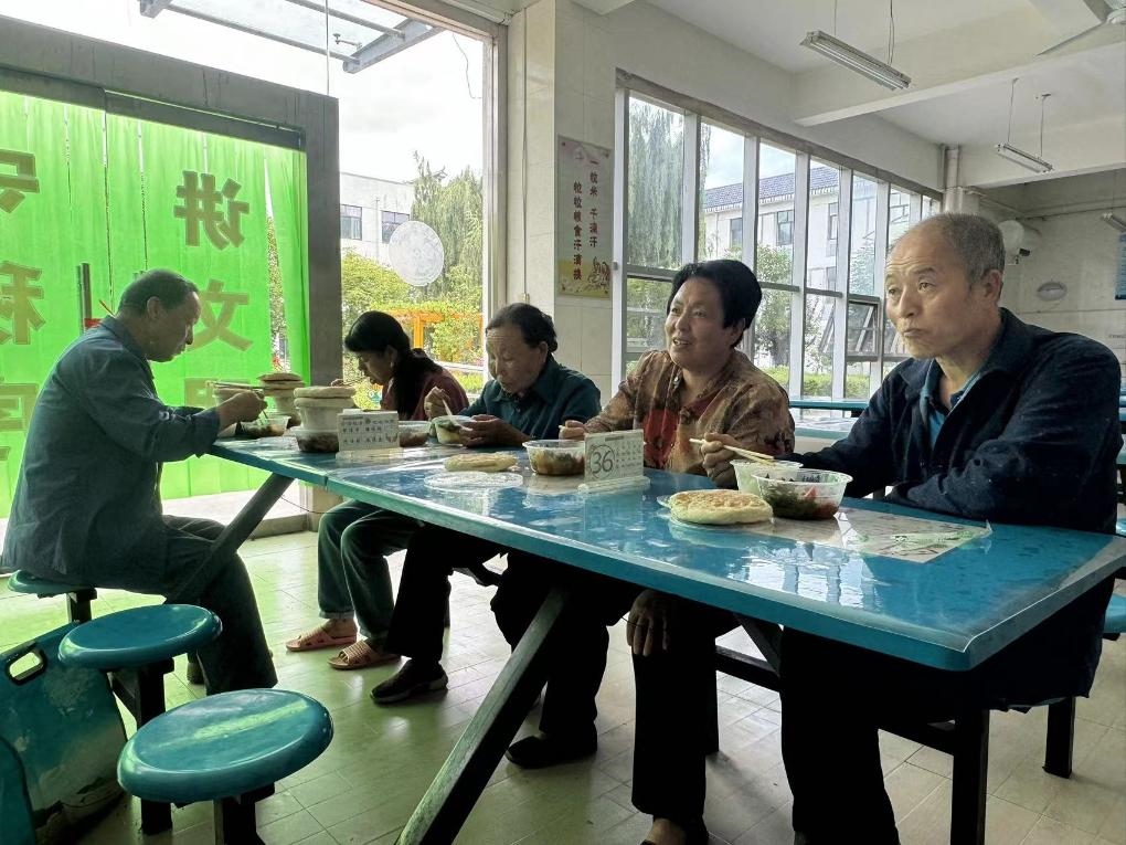圖為鳳縣河口鎮(zhèn)中心小學臨時安置點內正在吃飯的受災群眾。新華社記者 劉彤 攝