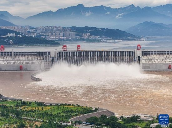 7月20日拍攝的三峽樞紐工程（無(wú)人機(jī)照片）。