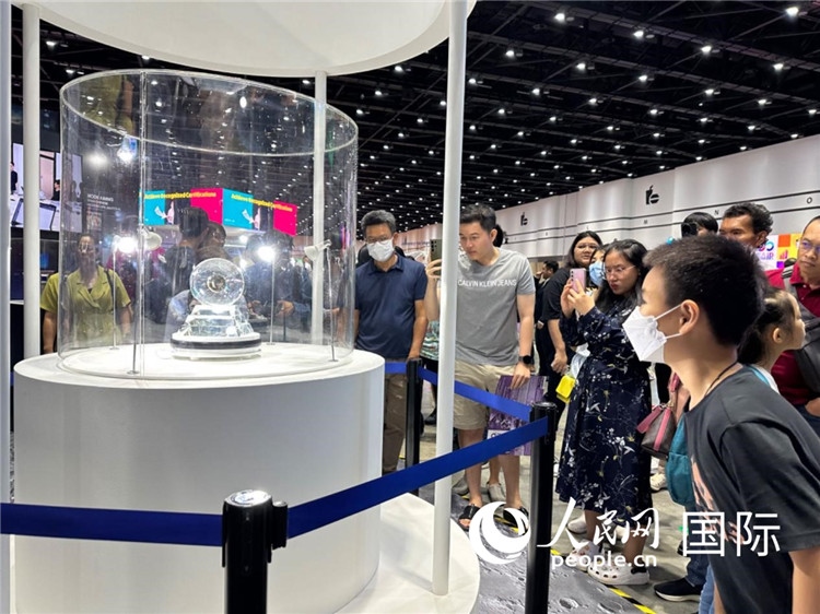 觀眾參觀中國“嫦娥五號(hào)”探測器從月球帶回的珍貴樣品。人民網(wǎng)記者簡承淵攝