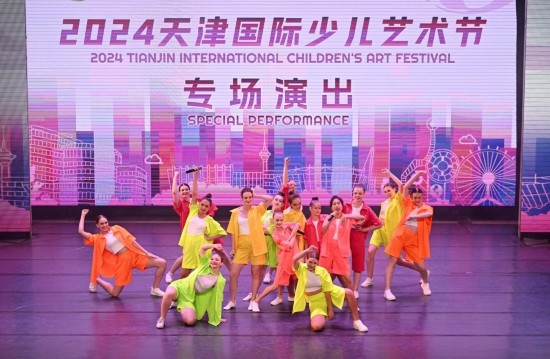 7月22日，來自俄羅斯的舞蹈團(tuán)演員在藝術(shù)節(jié)上展演。新華社記者 趙子碩 攝