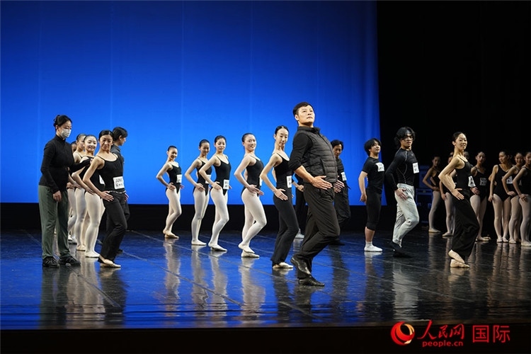 3月26日，松山芭蕾舞團青年代表團成員在中央芭蕾舞團交流學(xué)習(xí)。人民網(wǎng)記者 張麗婭攝