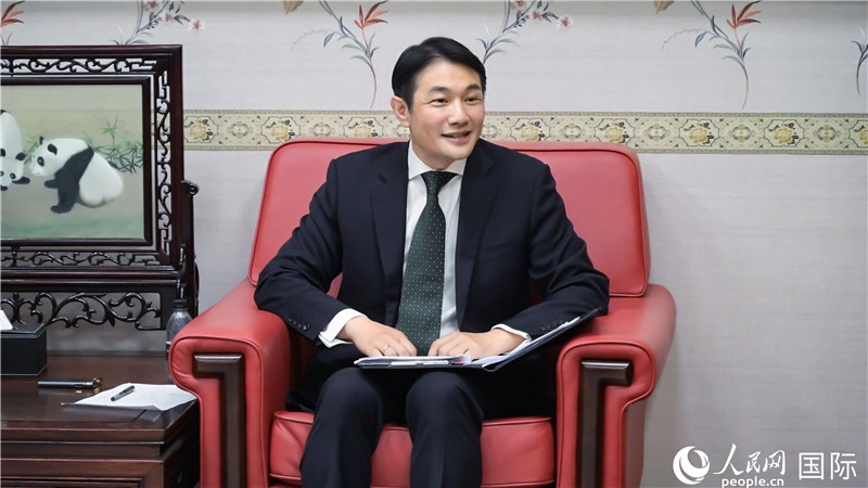 使館發(fā)言人畢海波公參介紹黨的二十屆三中全會情況并回答記者提問。人民網(wǎng) 郭錦標(biāo)攝